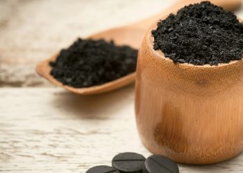 Aktívne-uhlie-v-prasku-v-drevenom-pohariku