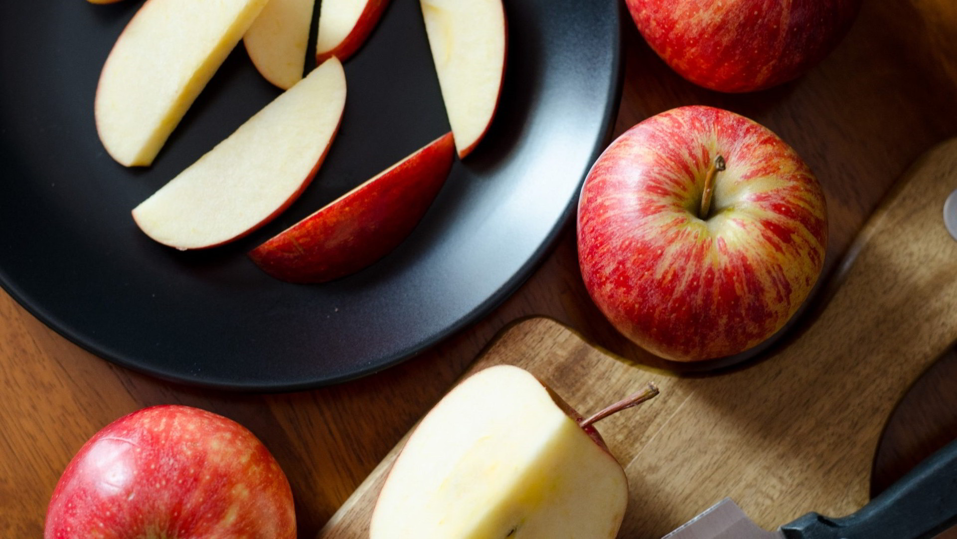Nakrájané jablká na tanieri