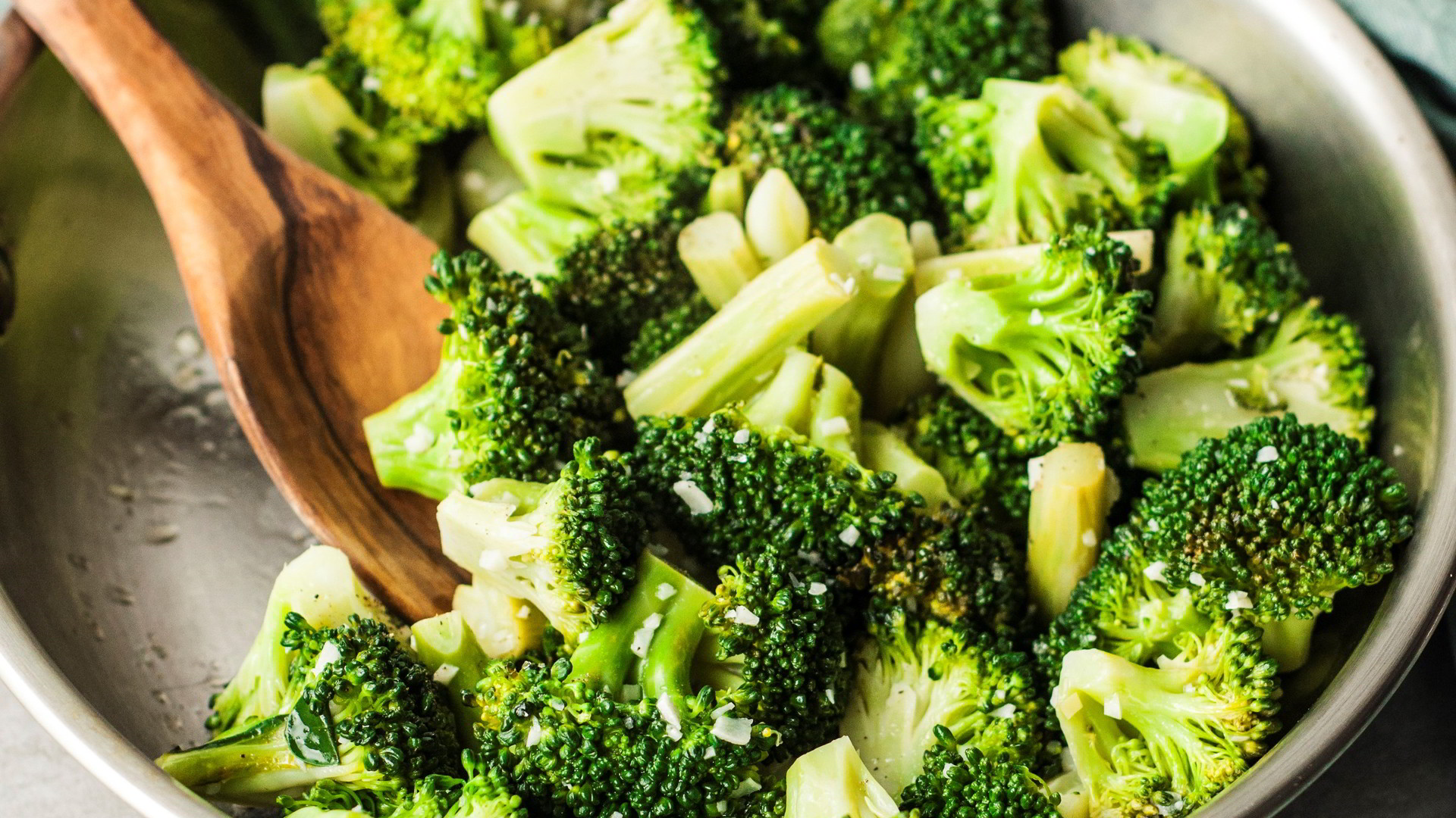 Brokolicový olej a brokolica na panvici