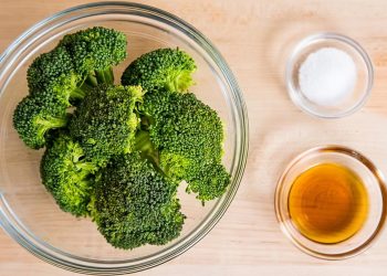 Brokolicový olej, soľ a brokolica v sklenenej miske