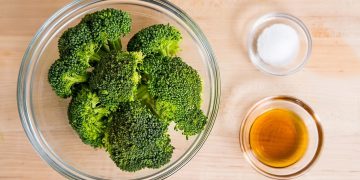 Brokolicový olej, soľ a brokolica v sklenenej miske