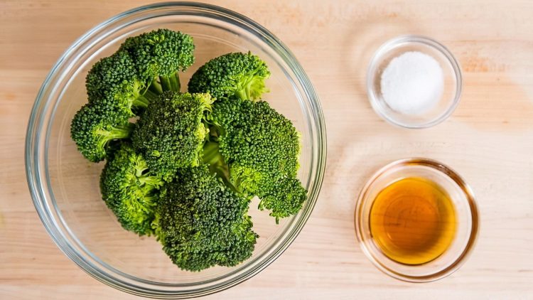 Brokolicový olej, soľ a brokolica v sklenenej miske