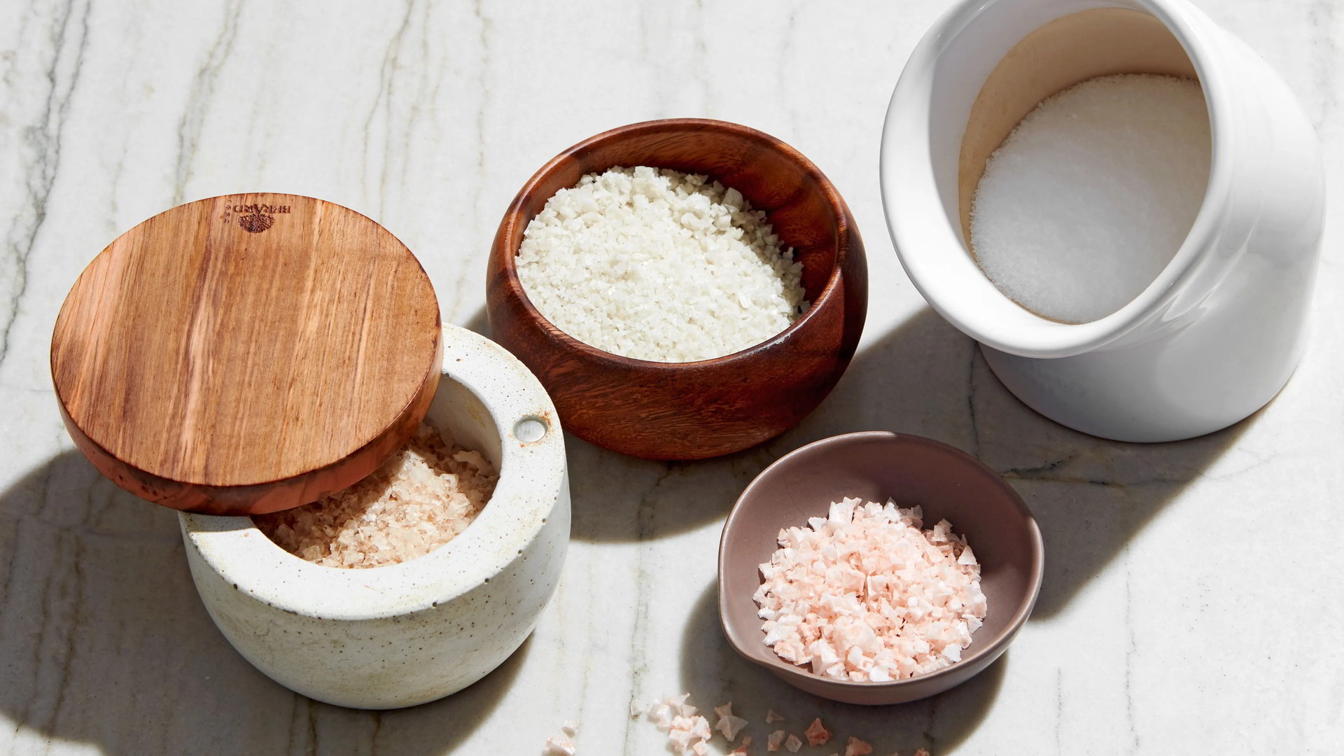 Rozličné druhy soli v miskách