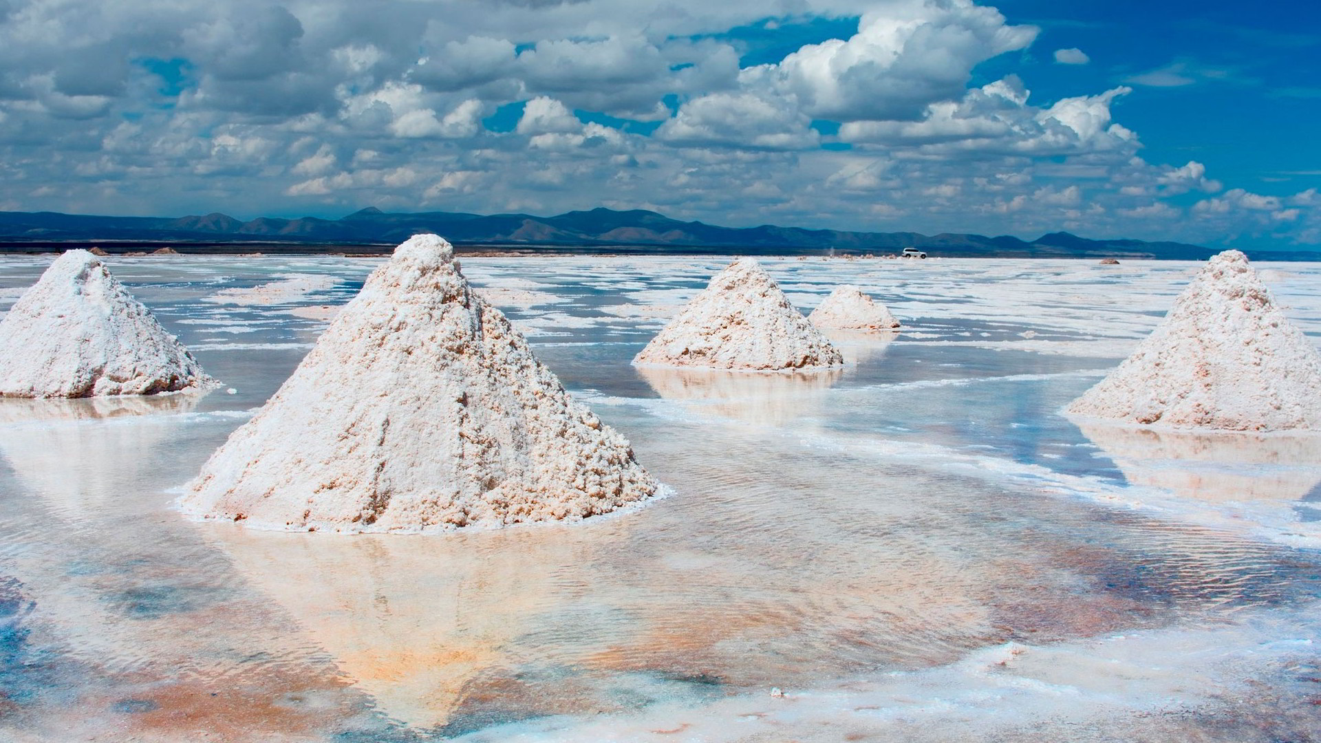 Kopy soli na soľnom jazere