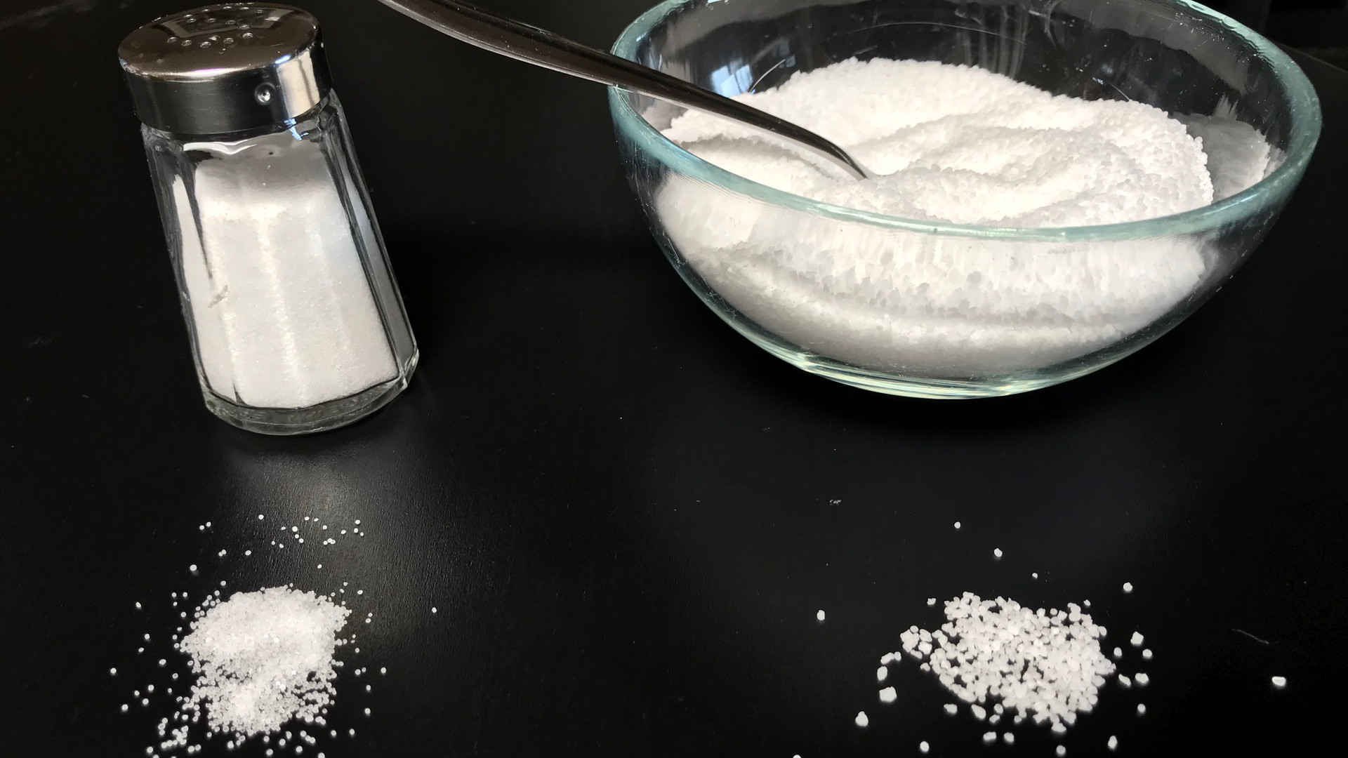 Soľ v solničke a miske