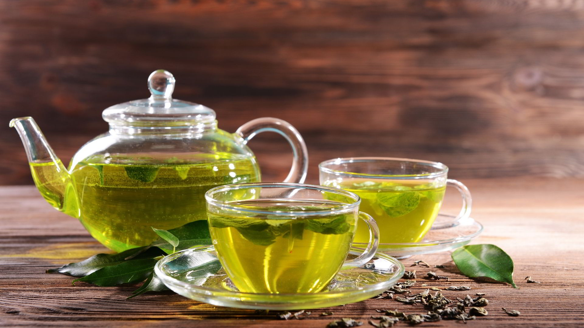 Zelený čaj v sklenenom pohári