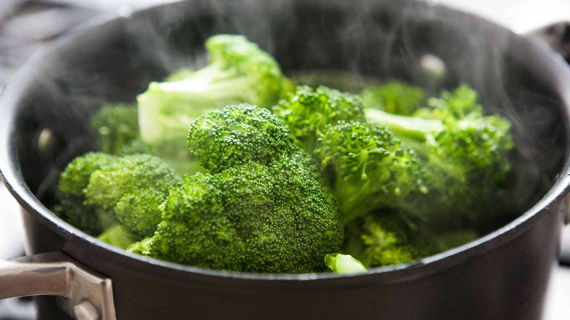 uvarená brokolica v hrnci