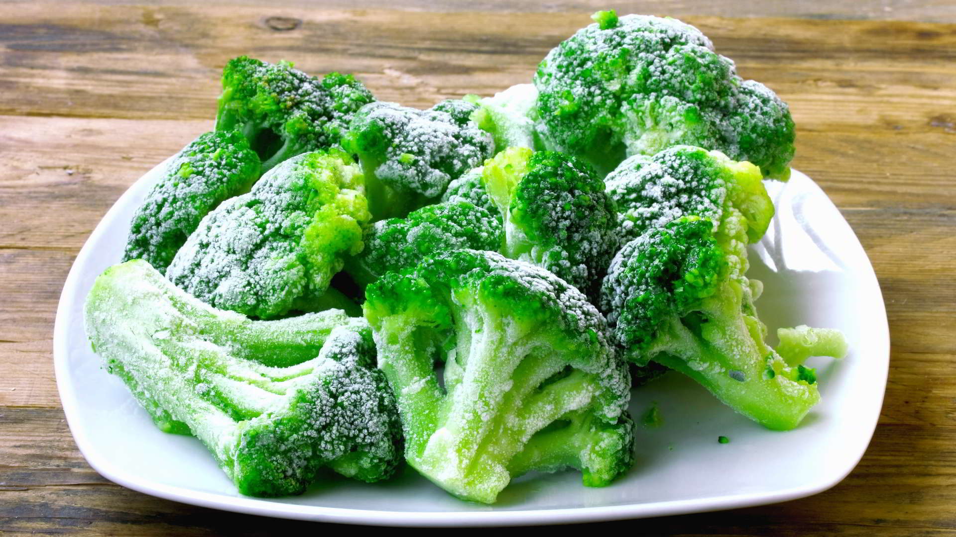 Zmrazená brokolica na tanieri