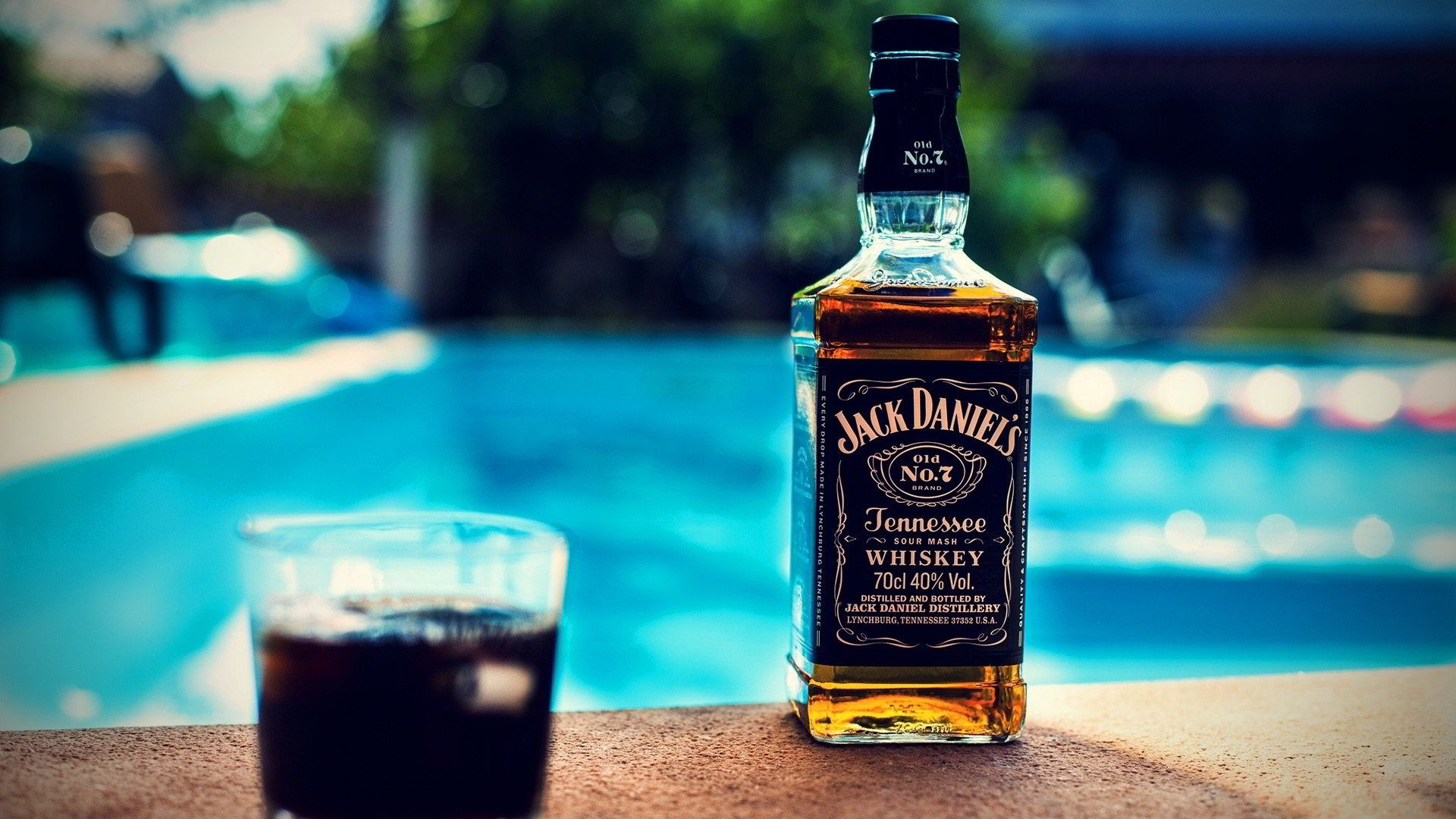Alkohol whiskey vo fľaške.