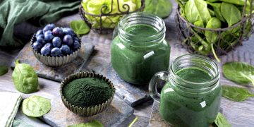 Chlorella prášok a smoothie.