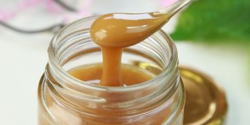 Manuka med na kovovej lyžičke,