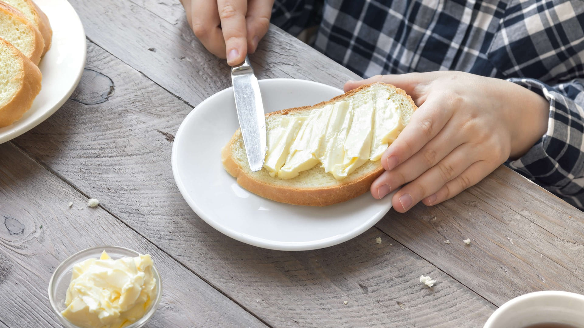 Natieranie masla na chleba.